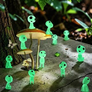 Könnte beinhalten: Eine Ansammlung leuchtend grüner Figuren, die kleinen Waldgeistern ähneln, um Miniaturpilze herum angeordnet. Die Figuren haben große, runde Augen und sind in verschiedenen Posen dargestellt. Ein Schmetterling sitzt in der Nähe eines Baumstamms.