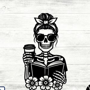 Könnte beinhalten: Eine schwarz-weiße grafische Illustration eines Skeletts mit Sonnenbrille und Haarschleife, das in einer Hand einen Kaffeebecher und in der anderen ein offenes Buch hält, mit drei Blumen am unteren Rand des Designs.