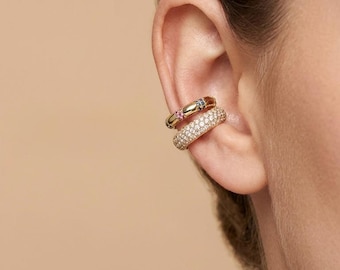 Orecchino a clip placcato oro 18 carati con pavé arcobaleno e trasparente in argento sterling 925, senza piercing.