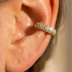 Brinco de pressão cravejado com pavé em ouro 18K e prata de lei 925, sem necessidade de furo na orelha, estilo minimalista.