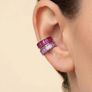 Pendiente tipo brazalete baguette en rojo rubí y rosa, plata de ley 925 rodiada, sin perforación. Regalo ideal.