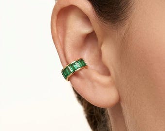 Orecchino a clip con smeraldo a baguette, placcato oro 18 carati, in argento 925, senza piercing. Un regalo di lusso che non passa inosservato.
