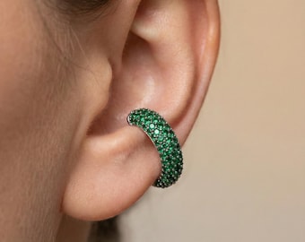 Orecchino a clip in argento sterling 925 rodiato con pavé di smeraldo verde, senza piercing, un accessorio di lusso che non necessita di piercing.