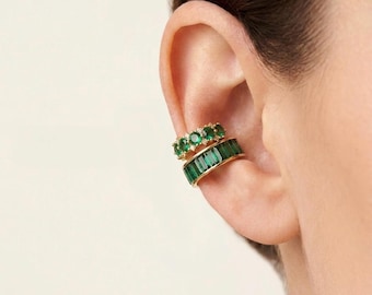 Orecchino a clip con baguette verde smeraldo in argento sterling 925 placcato oro 18 carati, senza piercing.