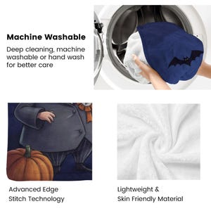 Puede incluir: Una manta azul marino con un dise&ntilde;o de murci&eacute;lago negro se coloca en una lavadora. La imagen tambi&eacute;n muestra un primer plano de una manta blanca y esponjosa y un dibujo de una persona con una calabaza. El texto dice "Lavable a m&aacute;quina".
