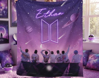 Manta de franela Purple Galaxy con nombre personalizado, regalo personalizado para fans del Kpop, suave, para amantes de la música de grupos masculinos, decoración estética para el dormitorio de adolescentes.