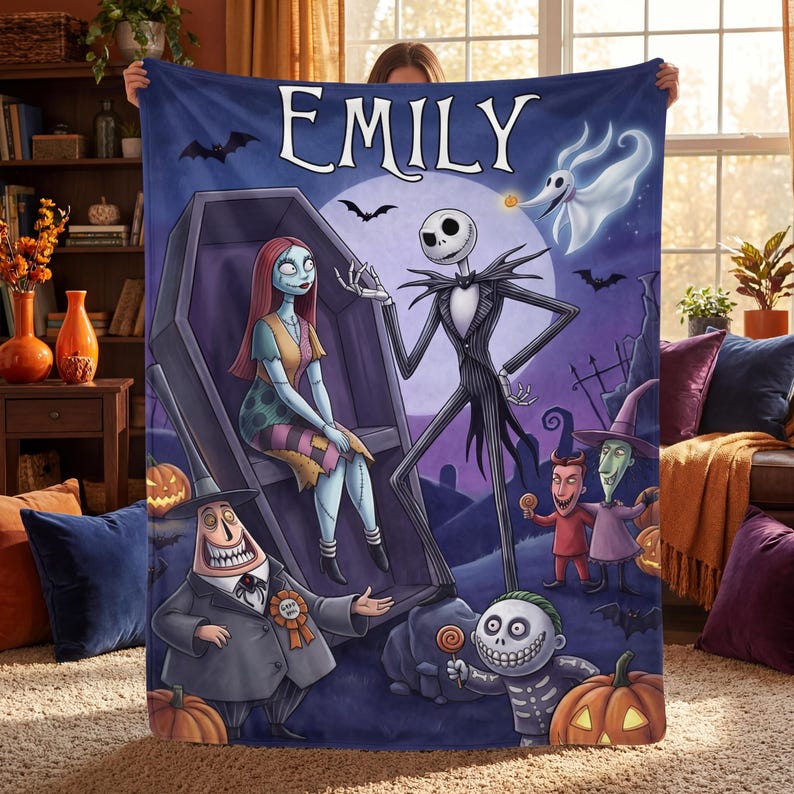 Puede incluir: Una manta de forro polar azul marino con personajes de Pesadilla antes de Navidad. La manta tiene un nombre personalizado, "EMILY", e incluye a Jack Skellington, Sally y otros personajes en una escena espeluznante.