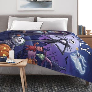 Manta de franela personalizada con los nombres de Jack y Sally, manta navideña gótica personalizada, decoración para amantes del cine, manta para el sofá, regalo de cumpleaños para niños. imagen 4