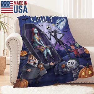 Puede incluir: Una manta de felpa con una colorida ilustraci&oacute;n de personajes de The Nightmare Before Christmas. La manta muestra a Jack Skellington, Sally y otros personajes sobre un fondo p&uacute;rpura oscuro. El texto "EMILY" es visible.