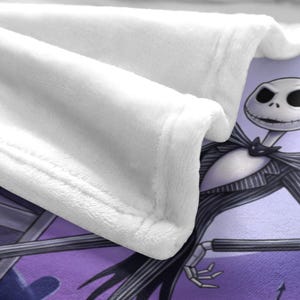 Manta de franela personalizada con los nombres de Jack y Sally, manta navideña gótica personalizada, decoración para amantes del cine, manta para el sofá, regalo de cumpleaños para niños. imagen 6