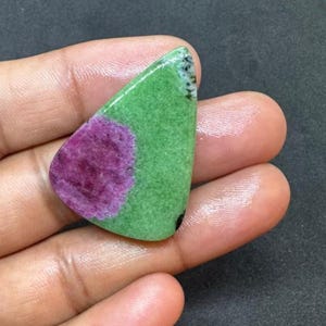 Rubinowo-Zoisyt, naturalny kamień szlachetny do biżuterii, 38x29x6 mm, 68 karatów