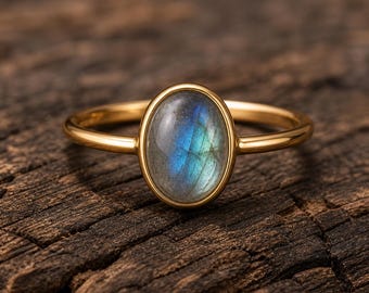 Anillo de labradorita de talla ovalada, anillo de labradorita natural, anillo solitario con destello azul, joyería celestial, anillo minimalista de oro de 14k, regalo único de aniversario.