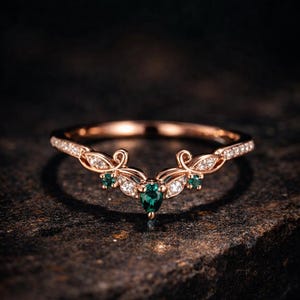 Aliança de casamento em ouro rosa 14K maciço com esmeralda em formato de pera e moissanita. Anel de compromisso com folha curva para ela, aliança de casamento de aniversário para mulheres.