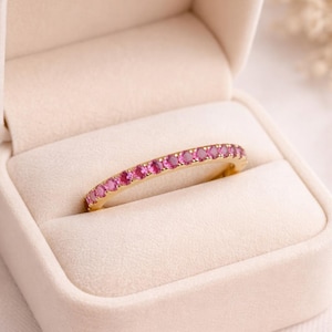 Alliance avec rubis éternité en or jaune 14 carats, bague d'anniversaire en rubis empilable, alliance minimaliste avec pierres précieuses rouges pour elle