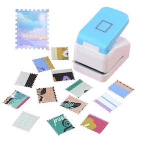 Pode incluir: Um furador de papel azul e branco em forma de selo, com uma coleção de selos de papel coloridos e estampados. Os selos apresentam vários desenhos, incluindo padrões florais, geométricos e abstratos. O furador foi projetado para criar selos de papel decorativos.