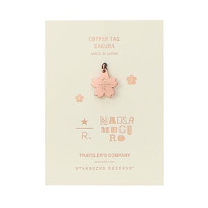 Puede incluir: Una etiqueta Sakura de cobre de Traveler's Company, exclusivamente para Starbucks Reserve. La etiqueta tiene forma de flor de cerezo con el texto "R" y "NAKA MBGU RO". Hecho en Japón.