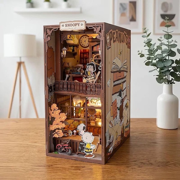 Miniatuur Snoopy Book Nook: Peanuts Cafe & Library Scene (houten puzzel)