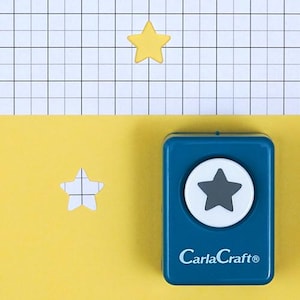 Puede incluir: Un troquel de papel azul en forma de estrella con un círculo blanco y un diseño de estrella gris. También se ve una estrella amarilla y un recorte en forma de estrella. El troquel tiene el texto "CarlaCraft®". El fondo es amarillo y blanco.