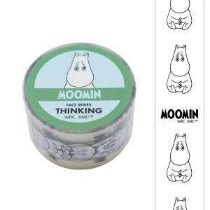Op de afbeelding: Een rol decoratieve tape met het Moomin-personage. De tape heeft een groen en lichtblauw label met het woord "MOOMIN" en de tekst "FACE SERIES THINKING". De tape is verpakt in helder plastic.