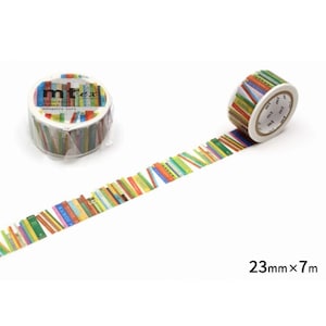 Può includere: Due rotoli di nastro adesivo decorativo. Uno arrotolato, l'altro srotolato, che mostra un motivo di libri colorati impilati. Il nastro è largo 2,3 cm e lungo 7 m, con il testo "mt" visibile sul rotolo.