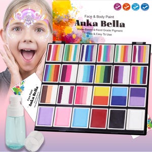 Può includere: Un kit di pittura per viso e corpo di Anka Bella, con una varietà di colori vivaci in un vassoio nero. Il kit include un flacone spray e un piccolo contenitore. Il testo sulla confezione recita "Face & Body Paint Anka Bella Water-Based & Food Grade Pigment Safe & Easy To Use."