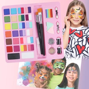 Op de afbeelding: Een witte keramische mok met een zwarte handgreep en de tekst "But First, Coffee" in een vetgedrukte, zwarte letter. De mok staat tegen een vage achtergrond, wat een gezellige setting suggereert.