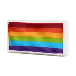 Puede incluir: Paleta de maquillaje rectangular con marco blanco que presenta un arcoíris de colores. La paleta muestra un espectro de rojo, naranja, amarillo, verde, azul y morado, dispuestos en franjas horizontales.