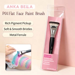 Puede incluir: Un pincel plano para pintura facial Anka Bella P01 con cerdas suaves, una férula de metal plateado y un mango negro. El pincel está empaquetado en una funda de plástico transparente con una tarjeta rosa que incluye el texto Anka Bella, Professional Painting Brushes.
