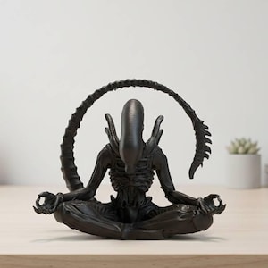 Zen Alien-beeldje: mediterend scifi-bureaudecor