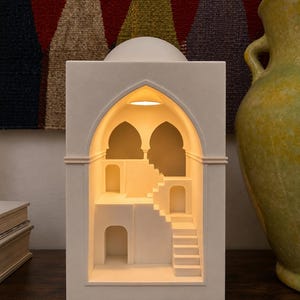 Lampe de table méditerranéenne artisanale en forme d'arche, veilleuse architecturale, décoration minimaliste pour étagère, lampe de chevet cosy, cadeau unique pour architecte.