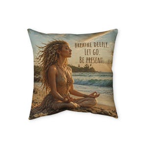 Könnte beinhalten: Ein quadratisches Zierkissen mit einem Aufdruck einer Person mit langen blonden Dreadlocks, die in meditativer Haltung an einem Sandstrand bei Sonnenuntergang sitzt. Der Text BREATHE DEEPLY. LET GO. BE PRESENT. steht in dunkelbraunen Buchstaben.