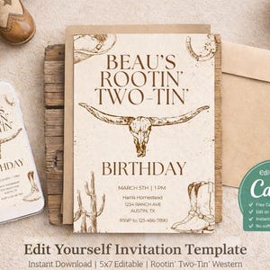 Puede incluir: Una invitación de cumpleaños con temática del oeste con el texto "Beau's Rootin' Two-Tin' Birthday" y una ilustración de calavera de cuernos largos. El diseño incluye un teléfono inteligente, botas de vaquero y una herradura. La invitación mide 12,7 x 17,8 cm.