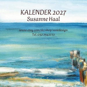 Könnte beinhalten: Ein künstlerisches Gemälde einer Meereslandschaft in Blau- und Türkistönen. Der Text "KALENDER 2027 Susanne Haal" ist oben zu sehen, mit zusätzlichem Text darunter. Das Kunstwerk zeigt das Meer und einen Steg.