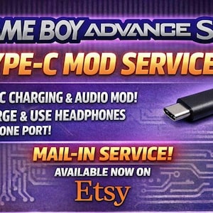 Könnte beinhalten: Lila Grafik mit Text für Game Boy Advance SP Type-C Mod Service. Funktionen umfassen USB-C-Laden, Audio-Mod und Kopfhörer-Nutzung mit einem Anschluss. Enthält eine USB-C-Kabelgrafik und das Etsy-Logo.