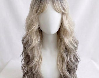 Lange gewellte Aschblonde Ombre-Perücke mit Ponys Synthetische hitzebeständige Haar täglich natürlicher Look Fairy Style lockige Perücke für Frauen weich verwurzelt