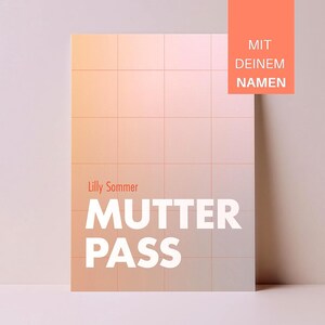 Könnte beinhalten: Ein Buchcover mit einem Gittermuster in Pfirsich- und Rosatönen. Der Text "MUTTER PASS" ist in großen weißen Buchstaben dargestellt. Der Name "Lilly Sommer" steht über dem Titel. Ein vertikales orangefarbenes Rechteck auf der rechten Seite trägt den Text "MIT DEINEM NAMEN".