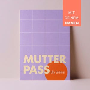 Könnte beinhalten: Ein lila Buch mit einem Rastermuster und den Worten "MUTTER PASS" in Gelb. Unter dem Text befindet sich ein orangefarbener Kreis mit dem Namen "Lilly Sommer" in Weiß. Ein rechteckiges orangefarbenes Etikett lautet "MIT DEINEM NAMEN".