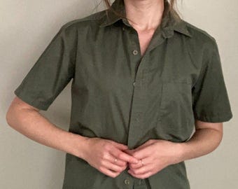 Vintage Doc & Amelia green button down. Size XS. Gardencore earthy preppy.