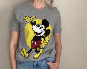 True VTG Disney Mickey Mouse 90s tshirt. Paper thin single stitch. Size small.