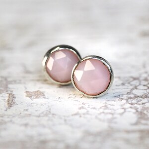 Roze opaal oorknopjes zilver of goud - eenvoudige minimale alledaagse oorbellen - geboortesteen oktober verjaardagscadeau - steen voor hoop en geluk