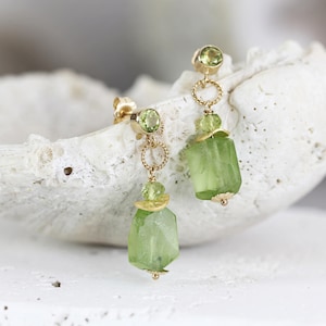 Raw Peridot Earrings - Raw Stone Jewellery - Drop Earrings Gold - August Birthstone Jewelry - Green Stone Earrings - Peridot Jewelry