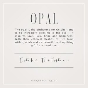 Puede incluir: Gr&aacute;fico cuadrado blanquecino con la palabra "OPAL" en una fuente oscura. El texto describe el &oacute;palo como la piedra de nacimiento de octubre, que inspira amor y felicidad. Tambi&eacute;n aparecen las palabras "October Birthstone".
