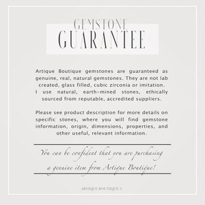 Puede incluir: Un gr&aacute;fico color crema con el texto "GEMSTONE GUARANTEE" en la parte superior. El texto de abajo indica que las piedras preciosas son genuinas, naturales y de origen &eacute;tico. El texto inferior dice: "&iexcl;Puede estar seguro de que est&aacute; comprando un art&iacute;culo genuino de Artique Boutique!"