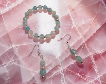 Set composto da bracciale con pietre preziose e orecchini in argento sterling, realizzati a mano, con perle, vetro craquelé e dettagli in argento.