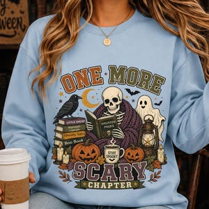 Sweat-shirt squelette « One More Scary Chapter » avec citrouilles empilées | Passionné de livres d'Halloween, Gildan 18000 Skeleton Bookish Club