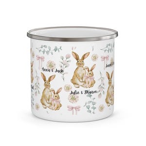 Taza de esmalte con diseño de conejitos en acuarela / Taza floral de Pascua para acampar / Taza con conejitos adorables con nombres de familia