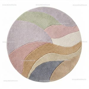 Peut inclure: Un tapis rond à la surface douce et texturée. Le tapis présente une palette de couleurs pastel avec des nuances de lavande, de vert, de rose, de beige, de beige clair et de gris dans un design en couches et ondulé. Le tapis est un revêtement de sol décoratif.