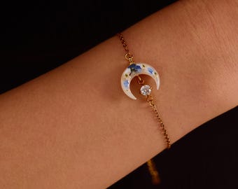 Custom Birthstone Crescent Moon Bracelet, Real Flower Mother of Pearl Moon Healing Jewelry, New beginnings Gift, New Chapter, Birthday Gift