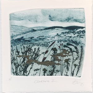 Könnte beinhalten: Ein blauer und grüner Landschaftsdruck mit dem Titel "Cranmere II" und der Unterschrift des Künstlers. Der Druck zeigt eine entfernte Ansicht von sanften Hügeln und einen Vordergrund aus stilisierten Pflanzen und Gräsern.