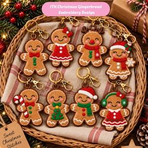 Könnte beinhalten: Eine Sammlung von acht Lebkuchenmann-Schlüsselanhängern mit goldenen Karabinerverschlüssen, die mit verschiedenen weihnachtlichen Accessoires wie roten Schleifen, Schals, Weihnachtsmützen, Ohrenschützern und einer Zuckerstange verziert sind.